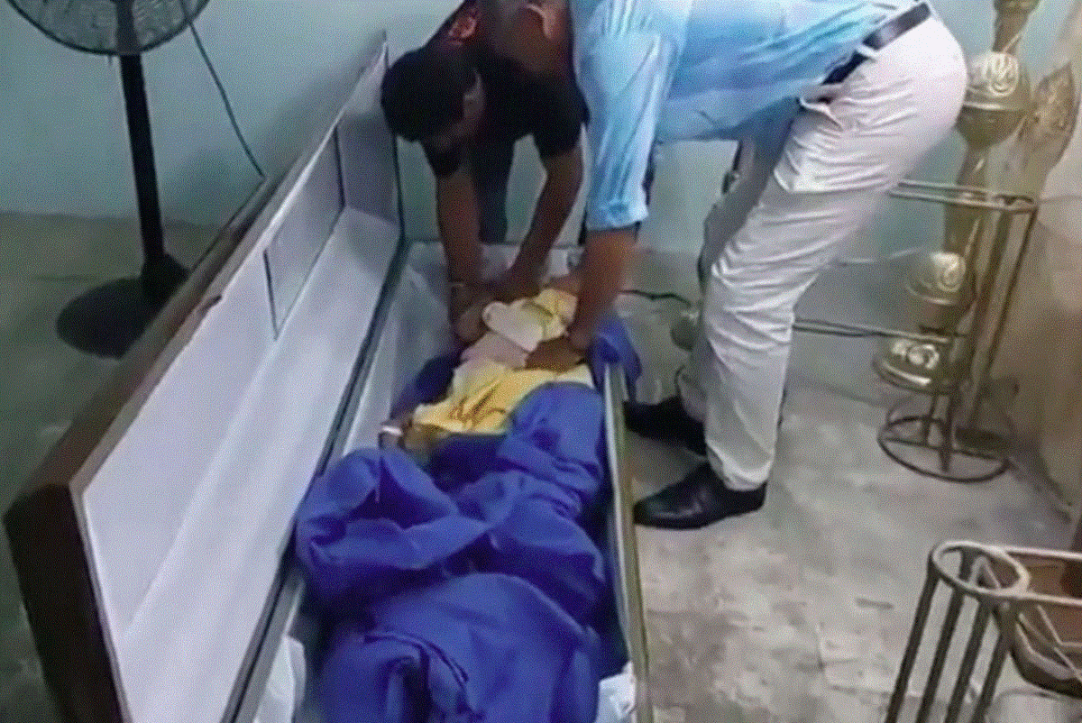 Ισημερινός: Νεκρή γυναίκα «ξύπνησε» και άρχισε να χτυπάει το φέρετρο – Το βίντεο που έγινε viral