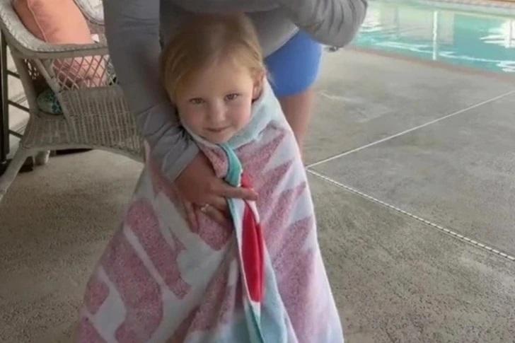 μην-τυλίγετε-έτσι-την-πετσέτα-στο-παιδί-στην-θάλασσα-κίνδυνος- μην-τυλίγετε-έτσι-την-πετσέτα-στο-παιδί-στην-θάλασσα-κίνδυνος-