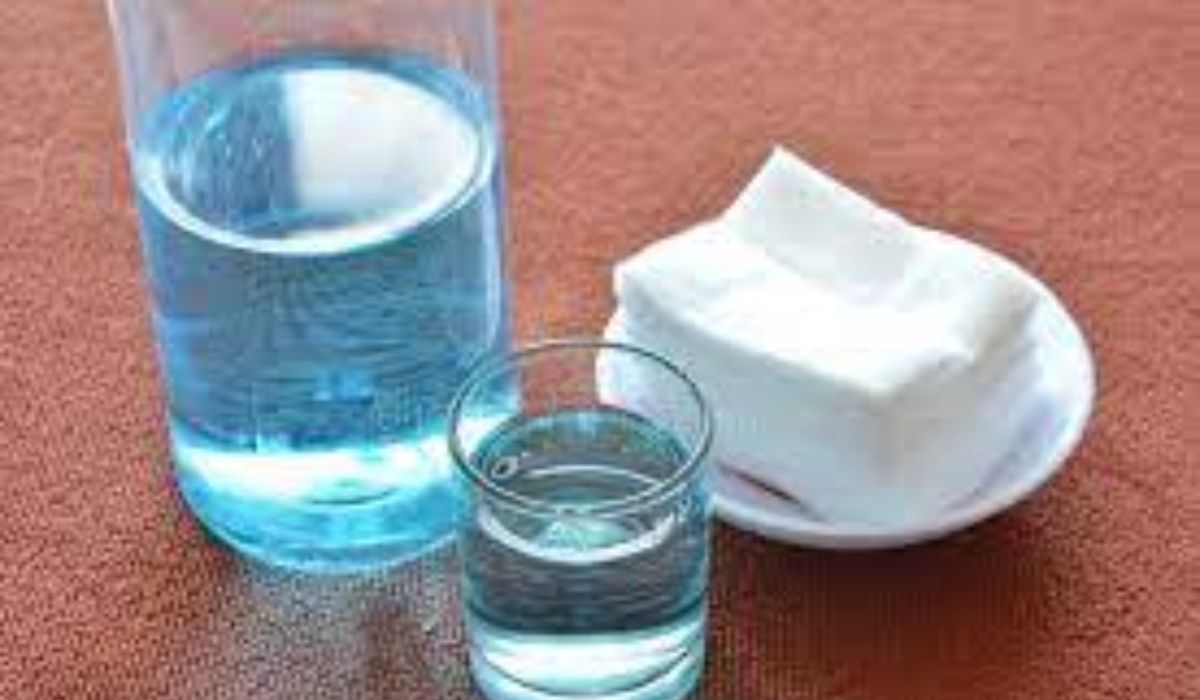 Πώς καθαρίζουμε τα ντουλάπια της κουζίνας όταν κολλανε από λαδίλα χωρίς να τα γδάρουμε με σύρμα