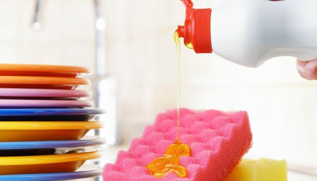 Πώς καθαρίζουμε τα ντουλάπια της κουζίνας όταν κολλανε από λαδίλα χωρίς να τα γδάρουμε με σύρμα