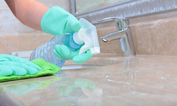 Πώς καθαρίζουμε τα ντουλάπια της κουζίνας όταν κολλανε από λαδίλα χωρίς να τα γδάρουμε με σύρμα