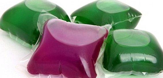 Πώς καθαρίζουμε τα ντουλάπια της κουζίνας όταν κολλανε από λαδίλα χωρίς να τα γδάρουμε με σύρμα