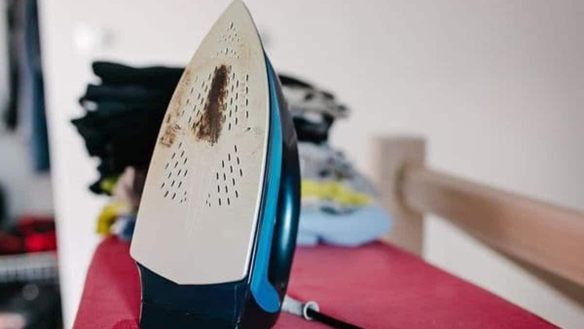 έξυπνο-κόλπο-καθαρίσματος-για-το-σίδερο-με-αλάτι-