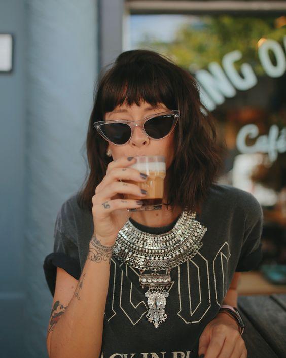 ιδέες-για-καλοκαιρινά-χτενίσματα-και-κουρέματα-με-αφέλειες-Καλοκαίρι 2023-