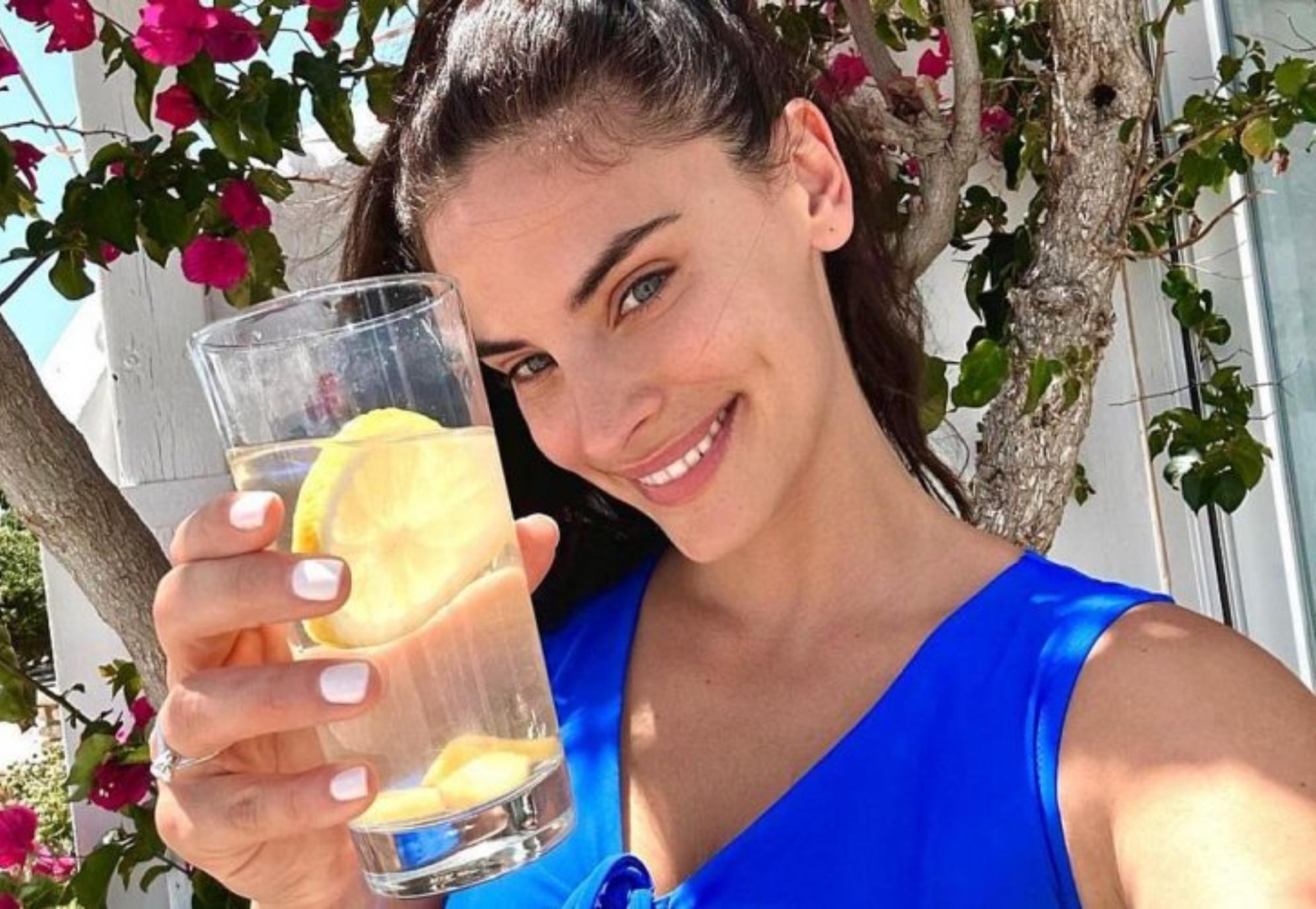 Χριστίνα Μπόμπα: Φτιάχνει το απόλυτο σπιτικό ρόφημα αποτοξίνωσης με μόνο 3 υλικά