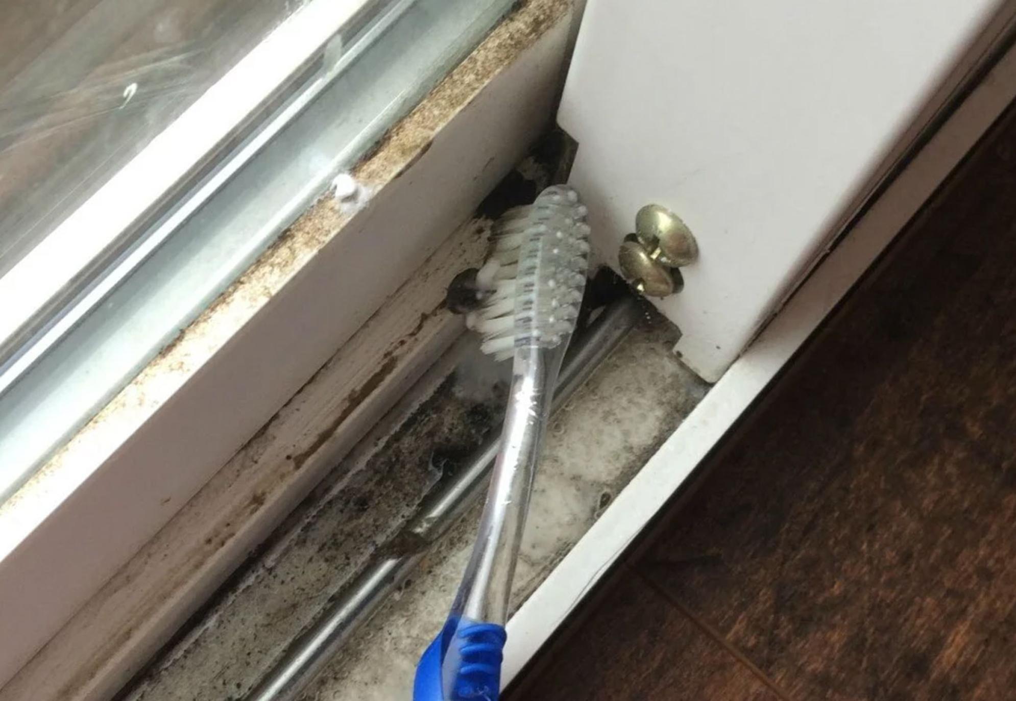 Σκόνη και κολλημένες βρωμιές στις ράγες από τις μπαλκονόπορτες – Κάντε τις ράγες να γυαλίζουν εύκολα με ένα μόνο υλικό