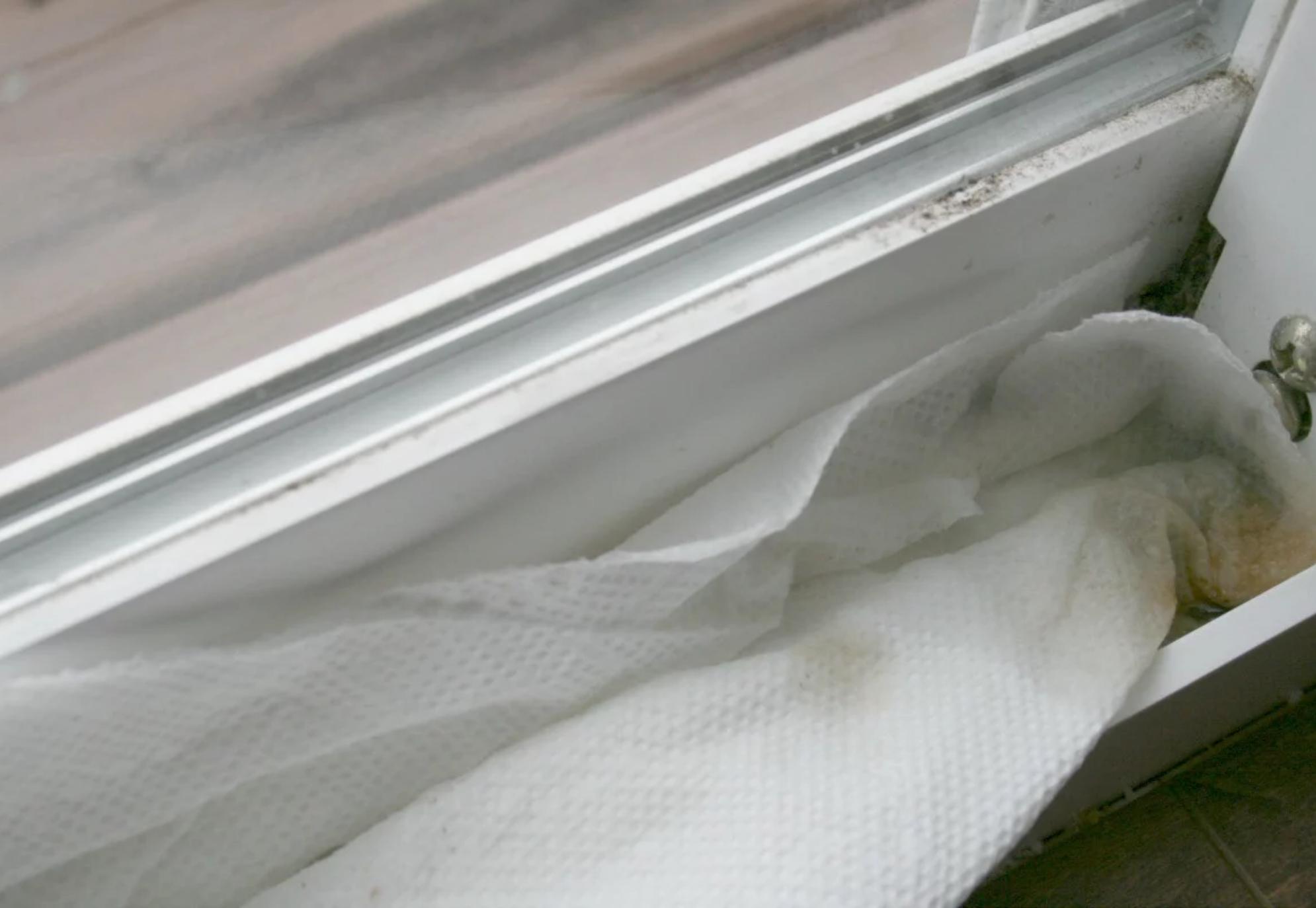 Σκόνη και κολλημένες βρωμιές στις ράγες από τις μπαλκονόπορτες – Κάντε τις ράγες να γυαλίζουν εύκολα με ένα μόνο υλικό