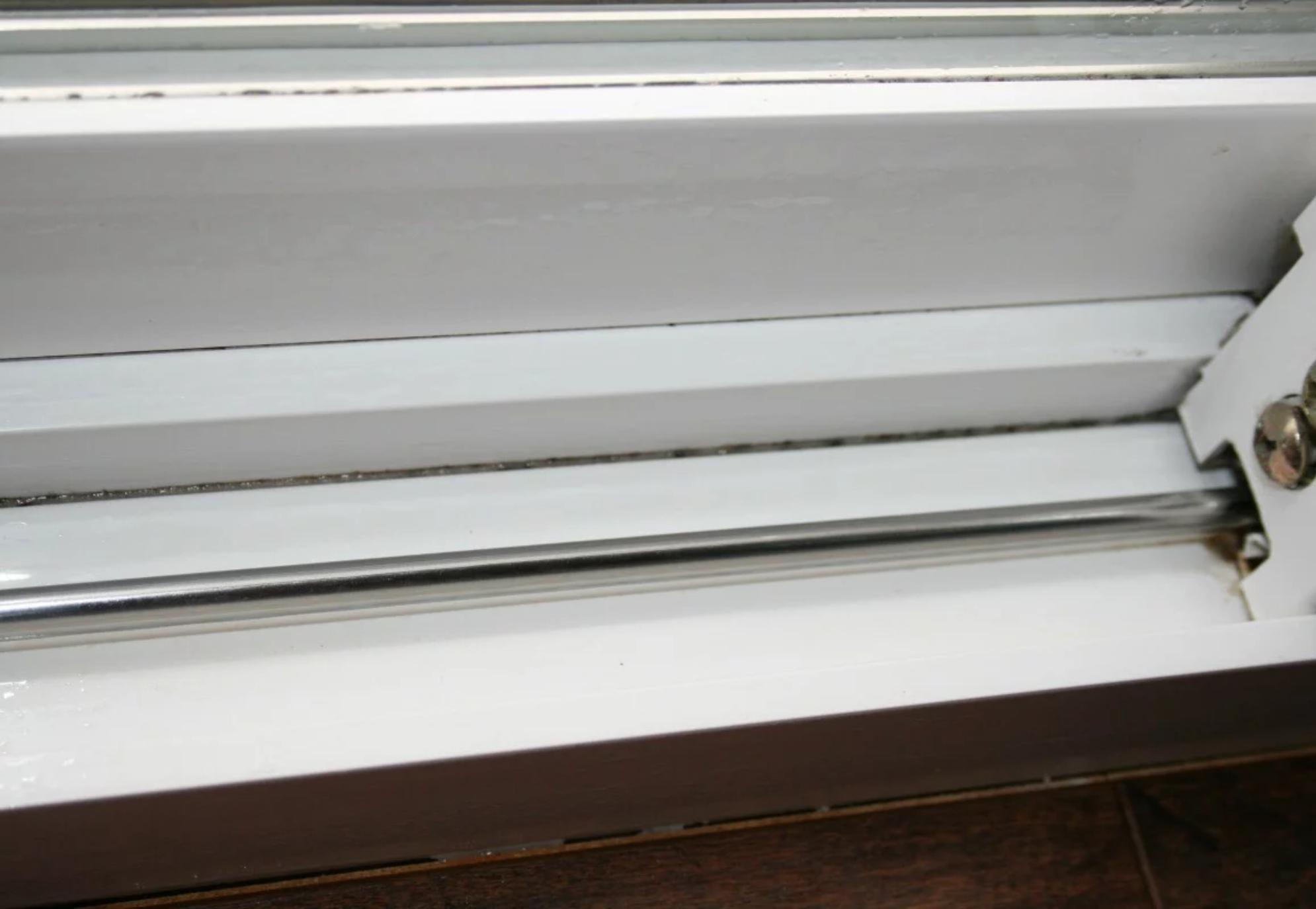 Σκόνη και κολλημένες βρωμιές στις ράγες από τις μπαλκονόπορτες – Κάντε τις ράγες να γυαλίζουν εύκολα με ένα μόνο υλικό