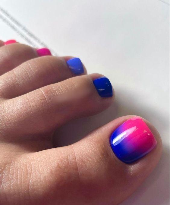 μπλε-και-ροζ-πεντικιούρ-όμπρε-ιδέες-