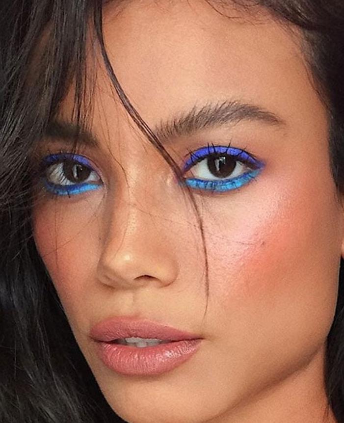 Blue eyeshadows : Η απόλυτη τάση ’90s στο μακιγιάζ επιστρέφει το καλοκαίρι του 2023