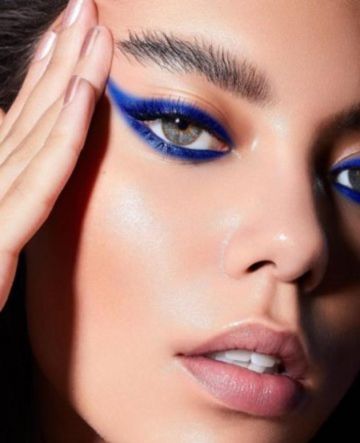 Blue eyeshadows : Η απόλυτη τάση ’90s στο μακιγιάζ επιστρέφει το καλοκαίρι του 2023