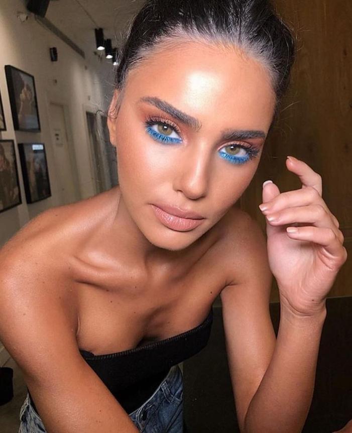 Blue eyeshadows : Η απόλυτη τάση ’90s στο μακιγιάζ επιστρέφει το καλοκαίρι του 2023