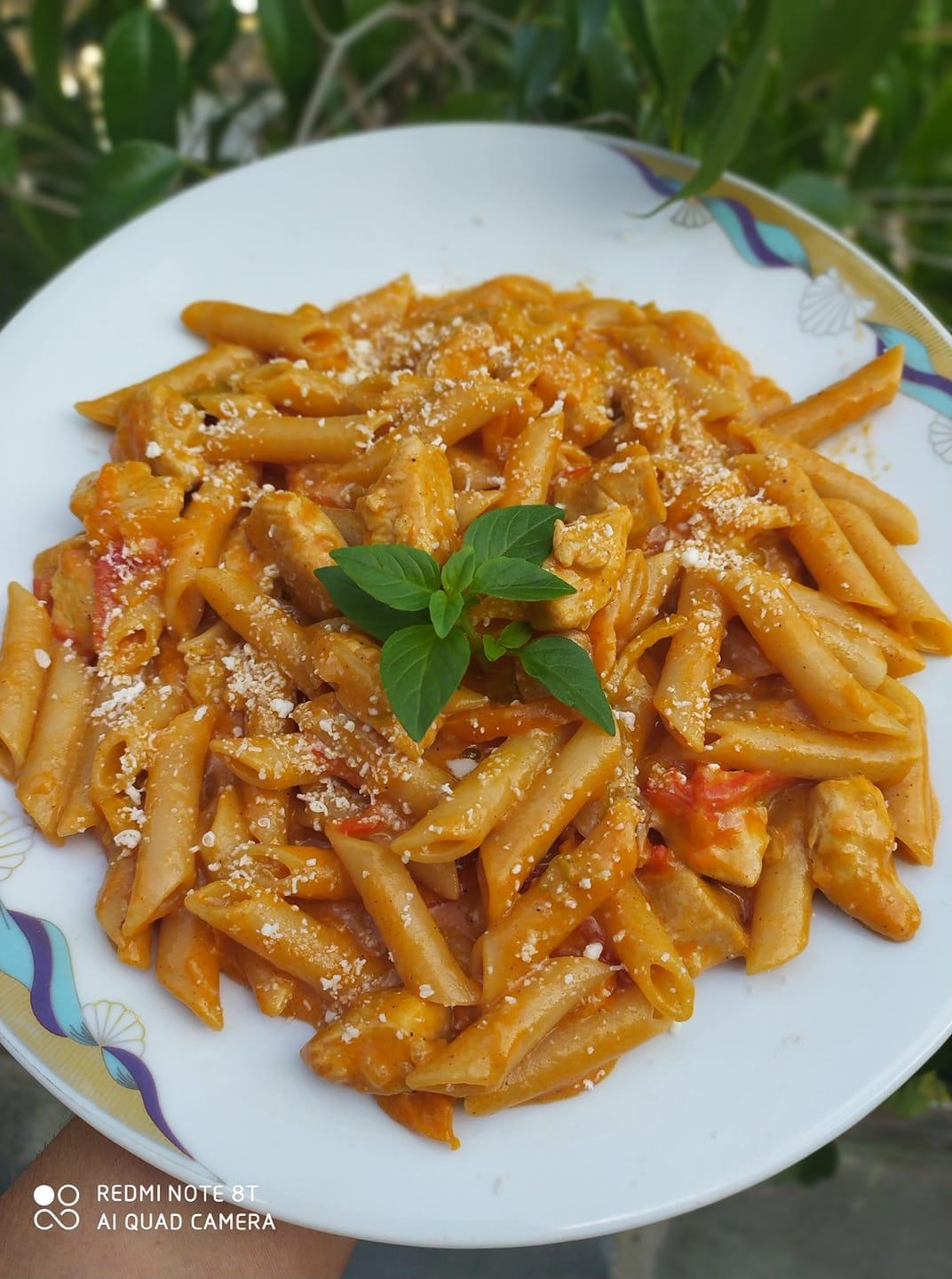 πένες-με-κοτόπουλο-και-πιπεριές-συνταγή-