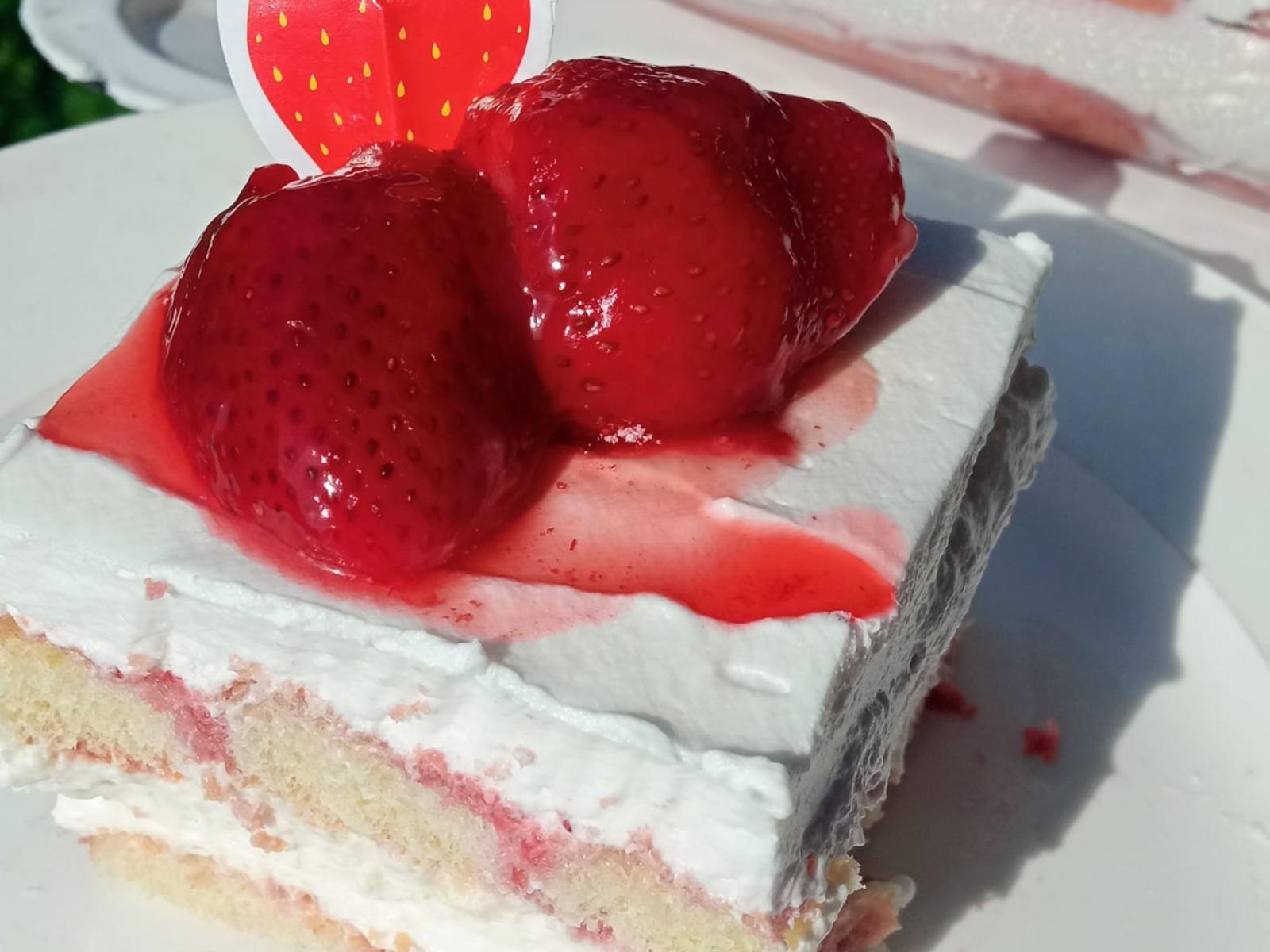 λευκή-τούρτα-με-φράουλες-συνταγή- λευκή-τούρτα-με-φράουλες-συνταγή-