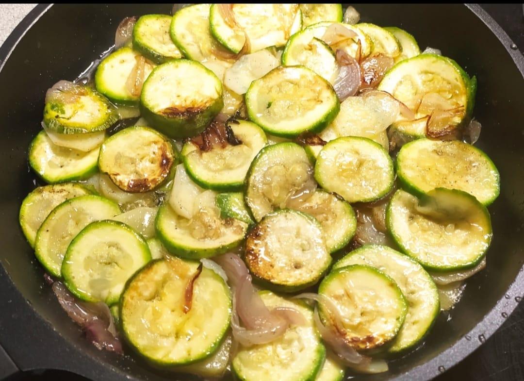 ομελέτα-με-κολοκυθάκια-συνταγή-