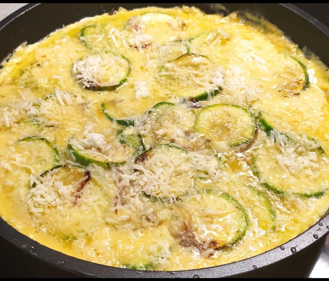 ομελέτα-με-κολοκυθάκια-συνταγή-