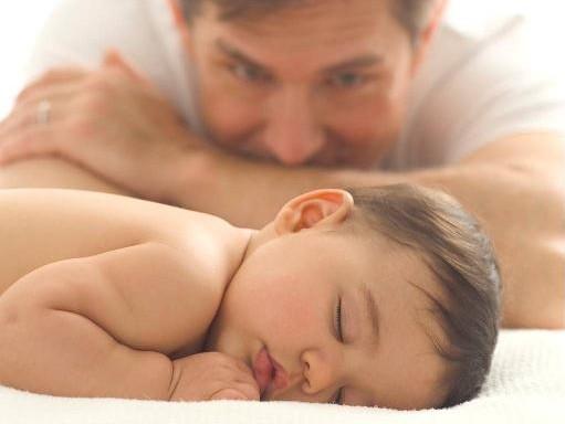 η-γυναίκα-μου-λείπει-για-δουλειά-και-μεγαλώνω-μόνος-τα-παιδιά-