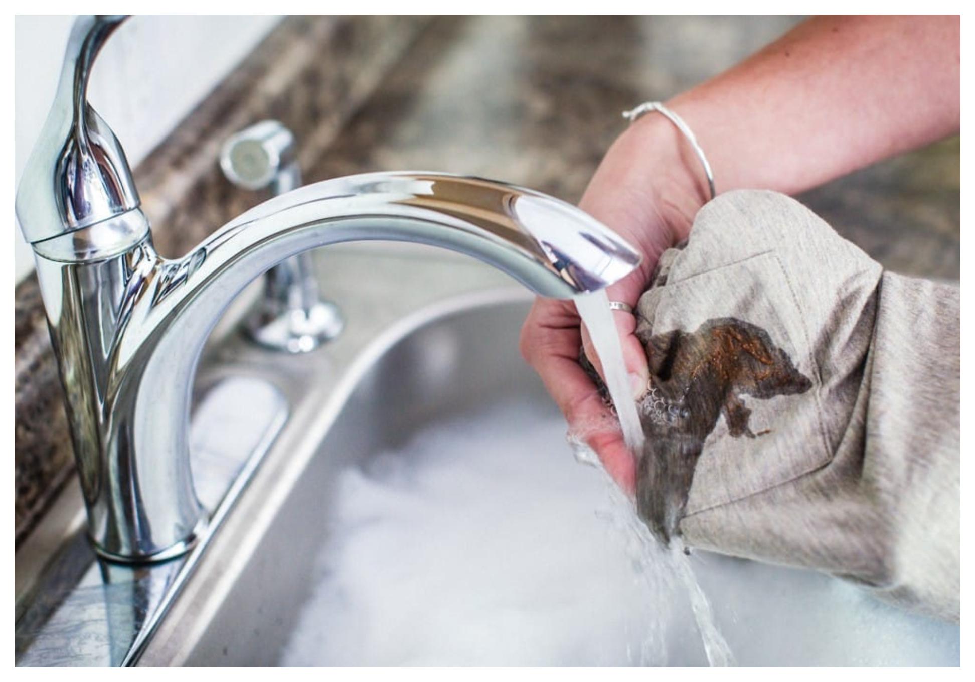 Λεκέδες από αίμα στα ρούχα στο στρώμα και στα έπιπλα: Πως να τους εξαφανίσετε