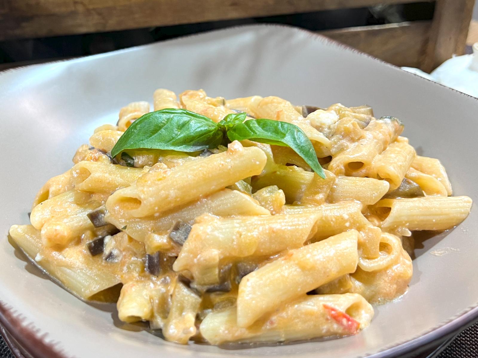 μακαρονάδα-με-μελιτζάνες-και-φέτα-συνταγή-