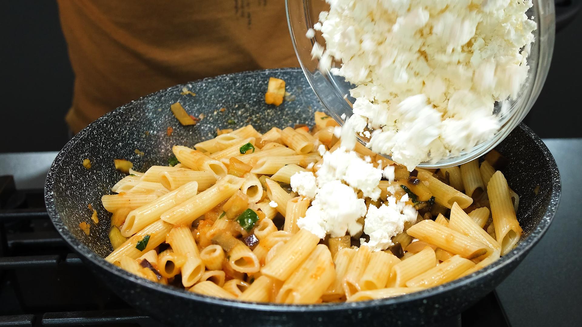 μακαρονάδα-με-μελιτζάνες-και-φέτα-συνταγή-