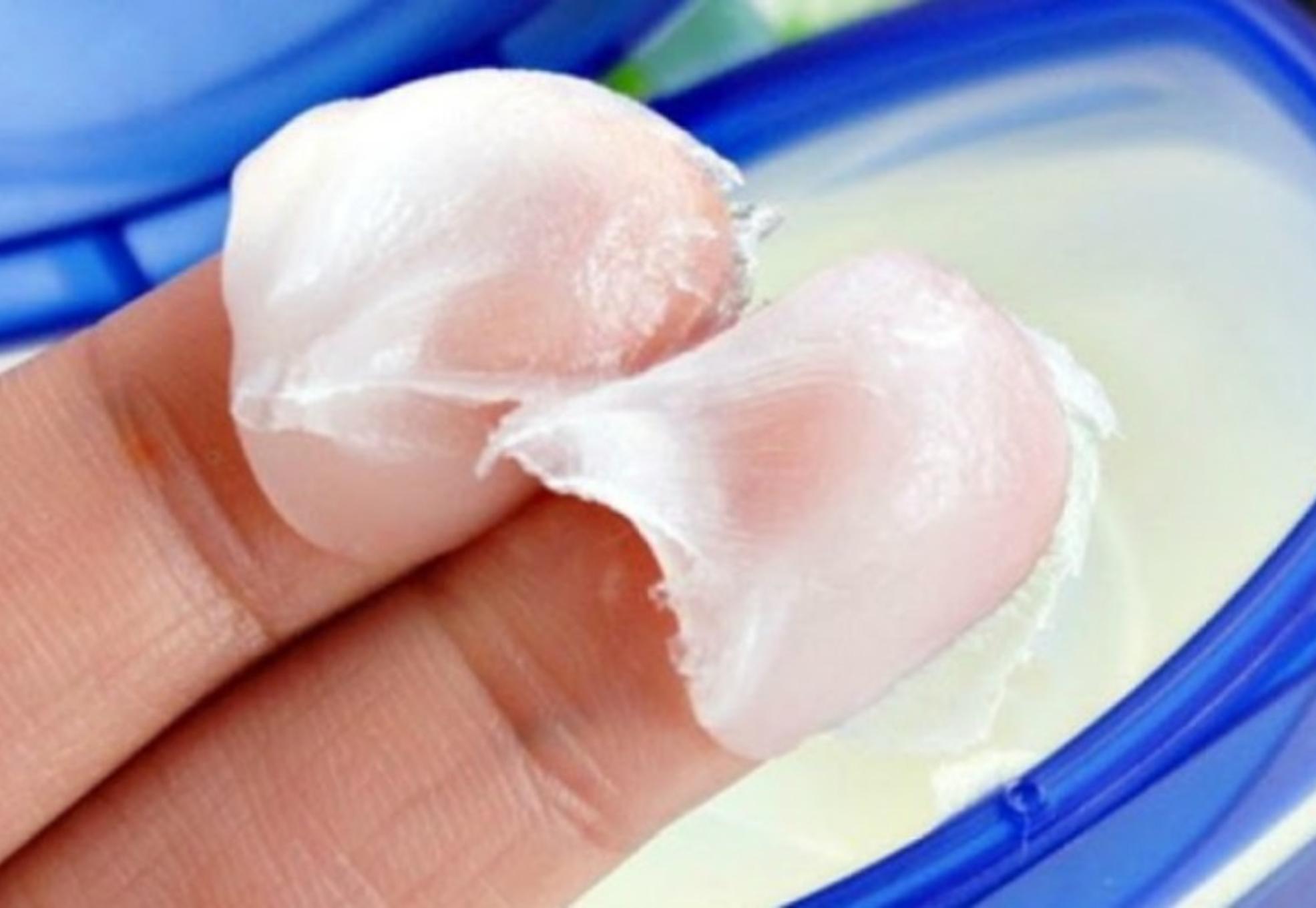 Καθάρισε τα άλατα, γυάλισε τα έπιπλά και κάνε φτέρνες σαν μωρού: Το μαγικό προϊόν που θα σε σώσει