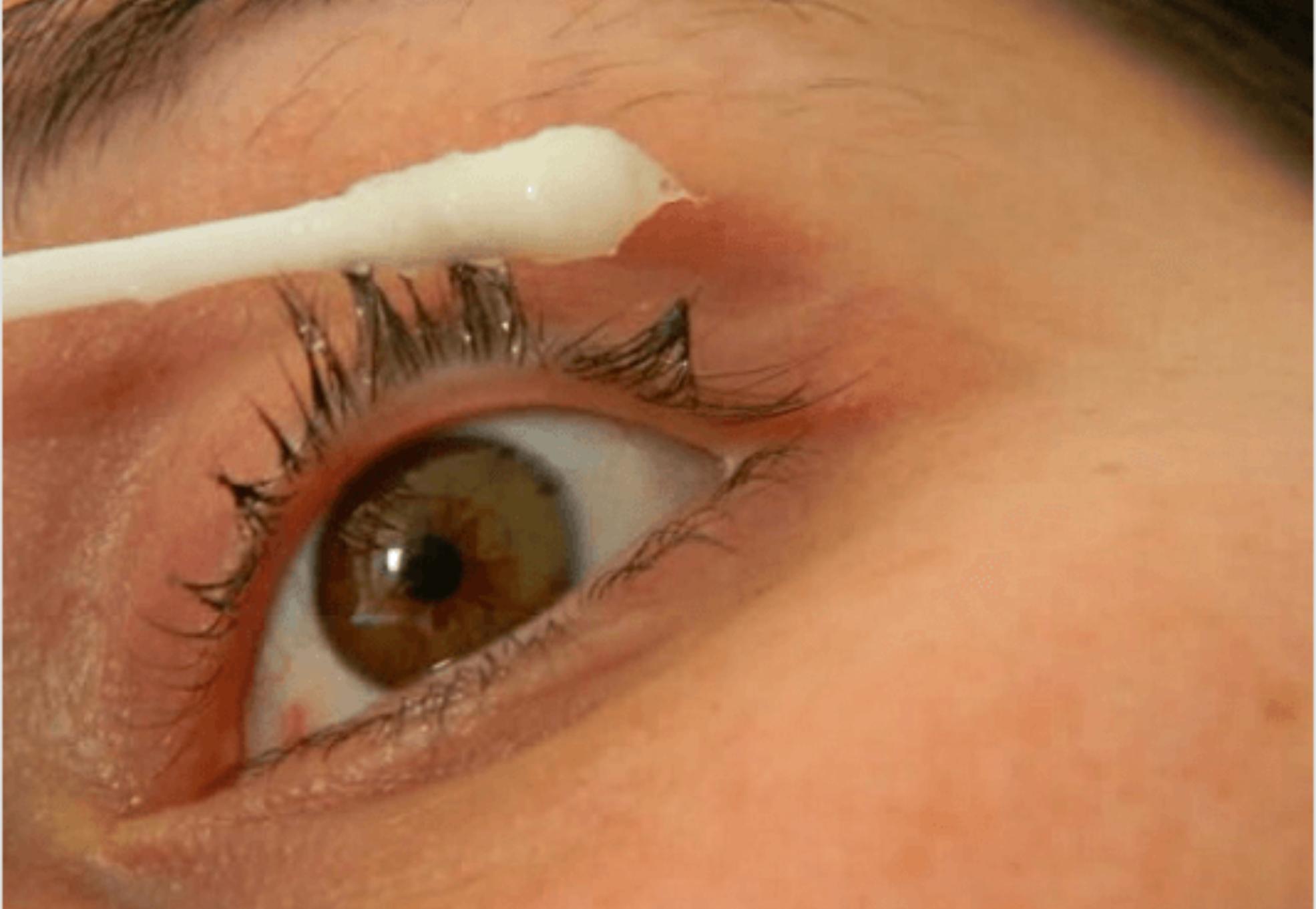 Καθάρισε τα άλατα, γυάλισε τα έπιπλά και κάνε φτέρνες σαν μωρού: Το μαγικό προϊόν που θα σε σώσει