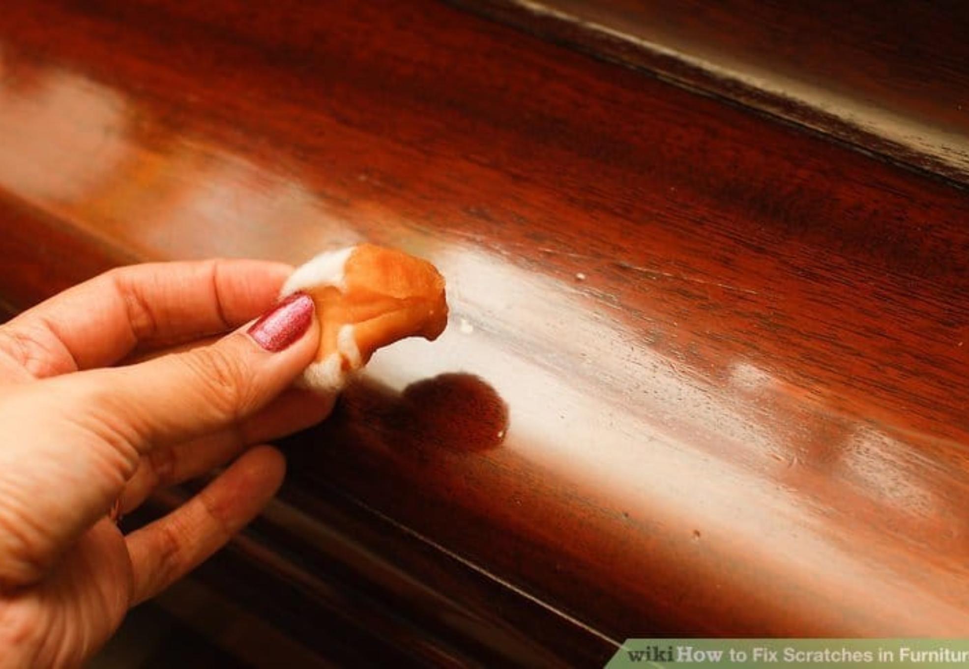 Καθάρισε τα άλατα, γυάλισε τα έπιπλά και κάνε φτέρνες σαν μωρού: Το μαγικό προϊόν που θα σε σώσει