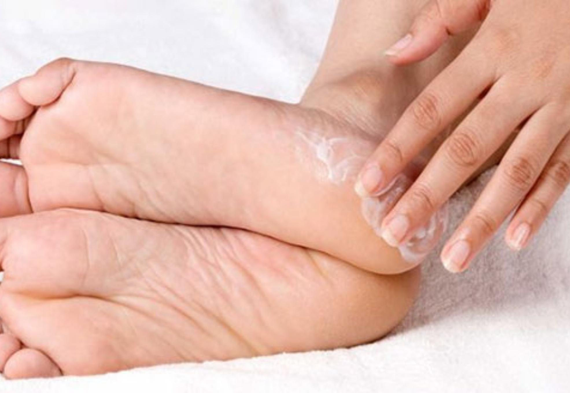 Καθάρισε τα άλατα, γυάλισε τα έπιπλά και κάνε φτέρνες σαν μωρού: Το μαγικό προϊόν που θα σε σώσει