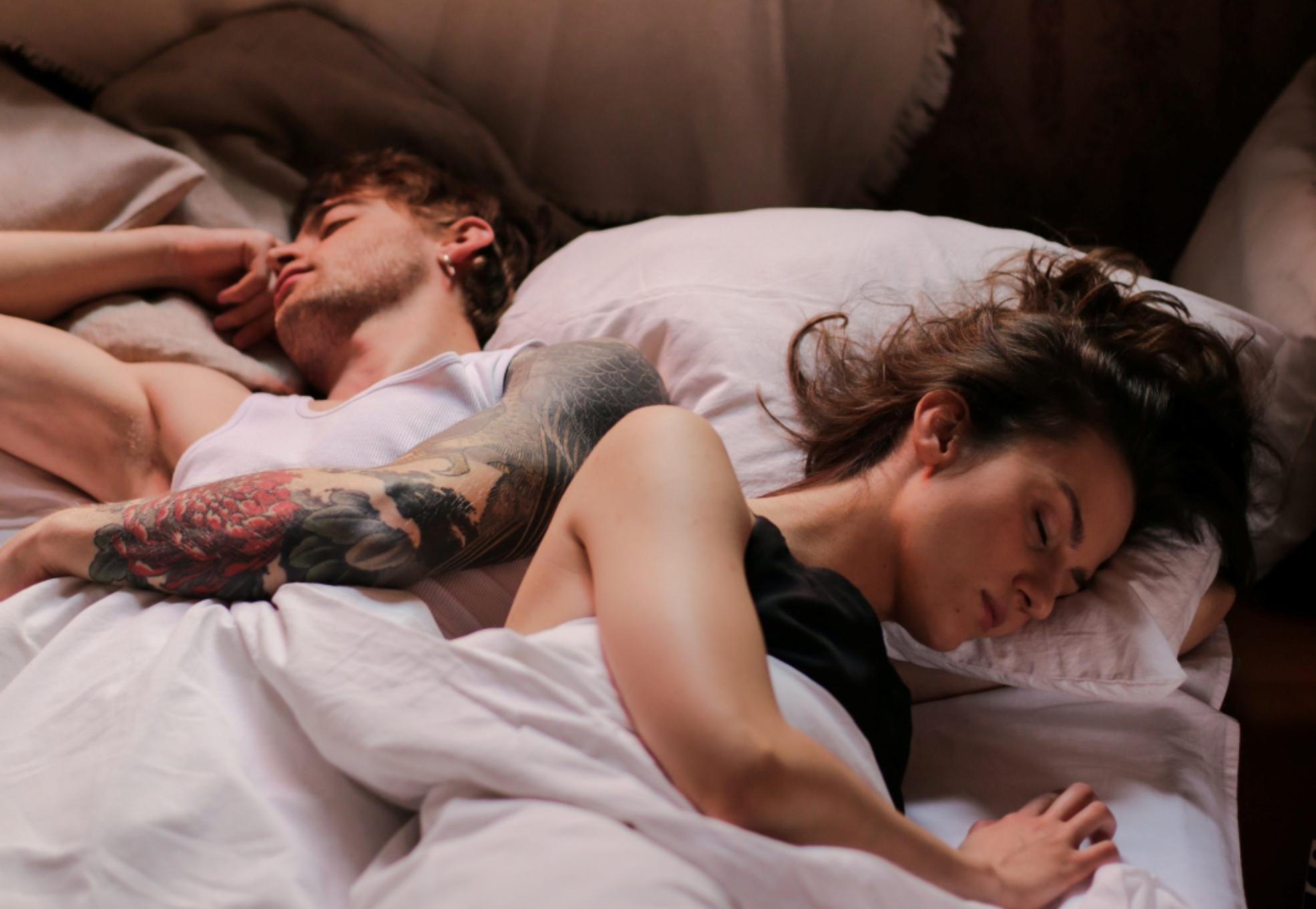 Ύπνος: Πώς να κοιμηθείτε καλύτερα όταν έχει καύσωνα χωρίς κλιματιστικό