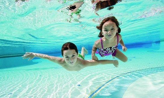5 βήματα για να μάθει το παιδί κολύμπι