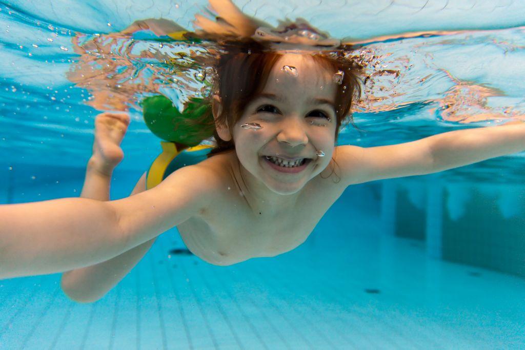 5 βήματα για να μάθει το παιδί κολύμπι