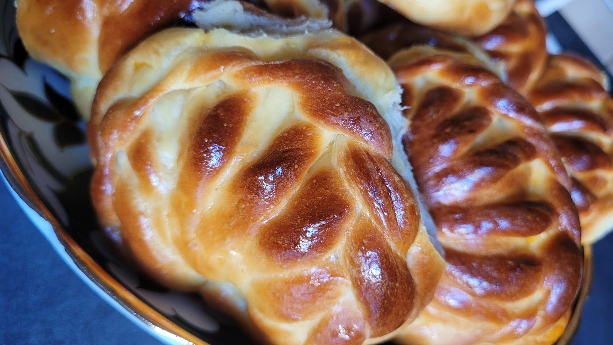 σταφιδόψωμα-με-μυζήθρα-γλυκιά-συνταγή-