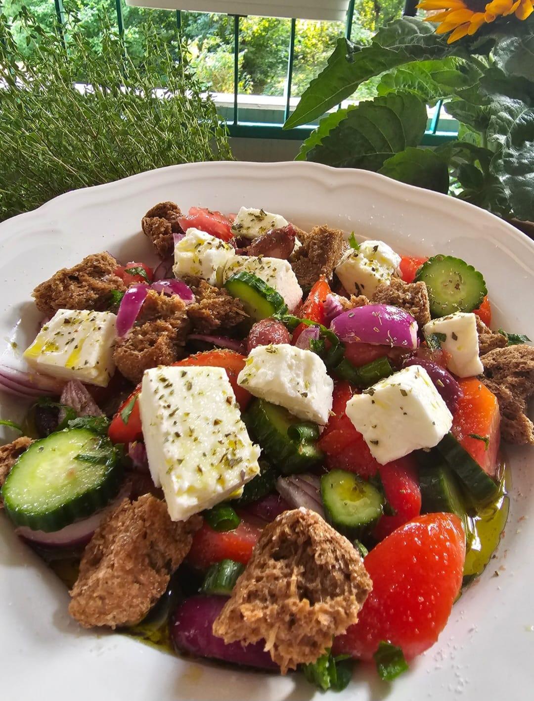 Ελληνική σαλάτα με φέτα και παξιμάδι