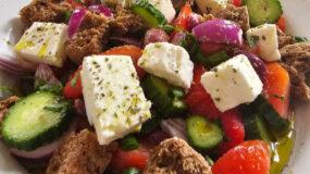 ελληνική σαλάτα-με-φέτα-και-παξιμάδια-συνταγή-