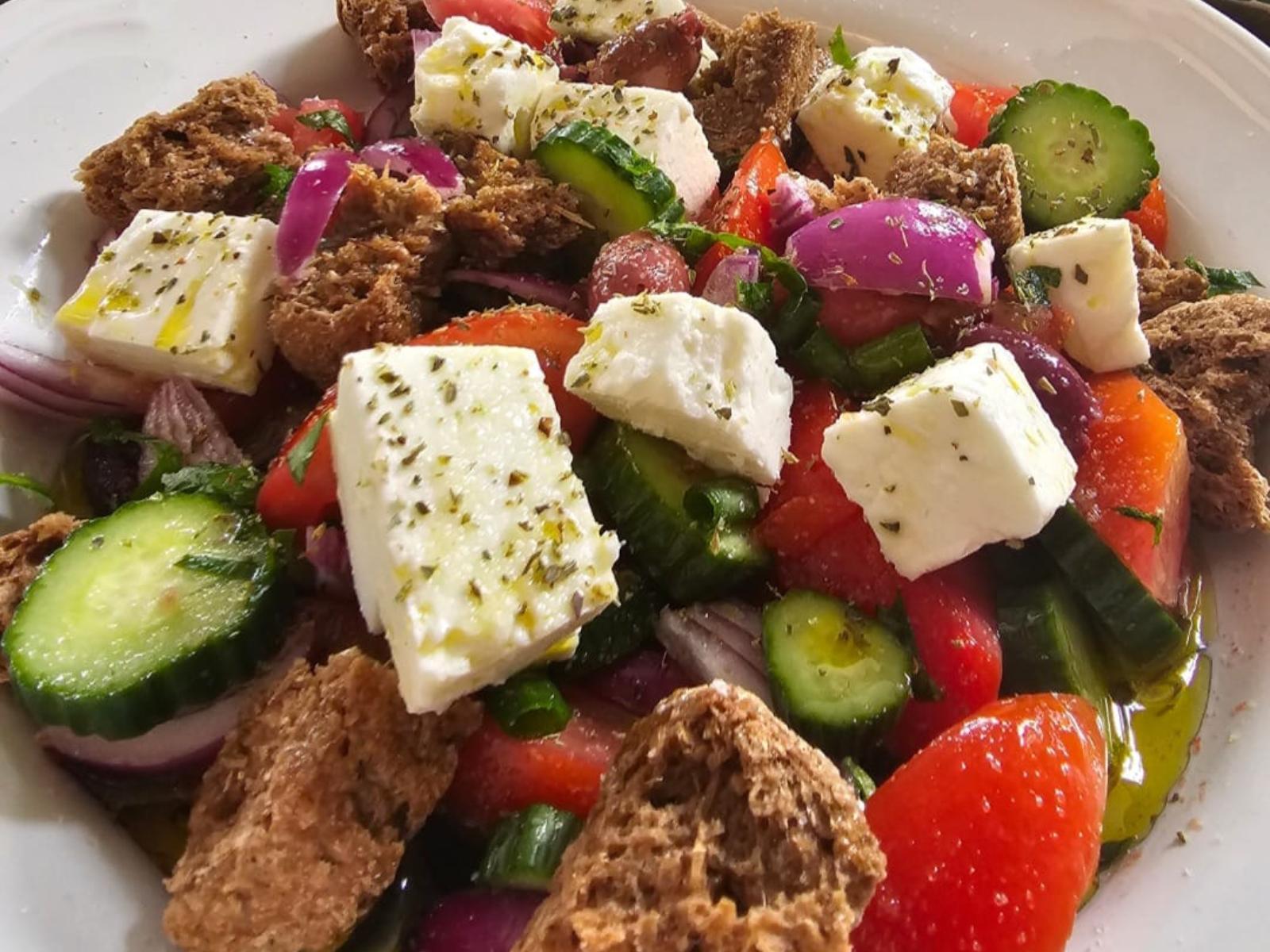ελληνική σαλάτα-με-φέτα-και-παξιμάδια-συνταγή-