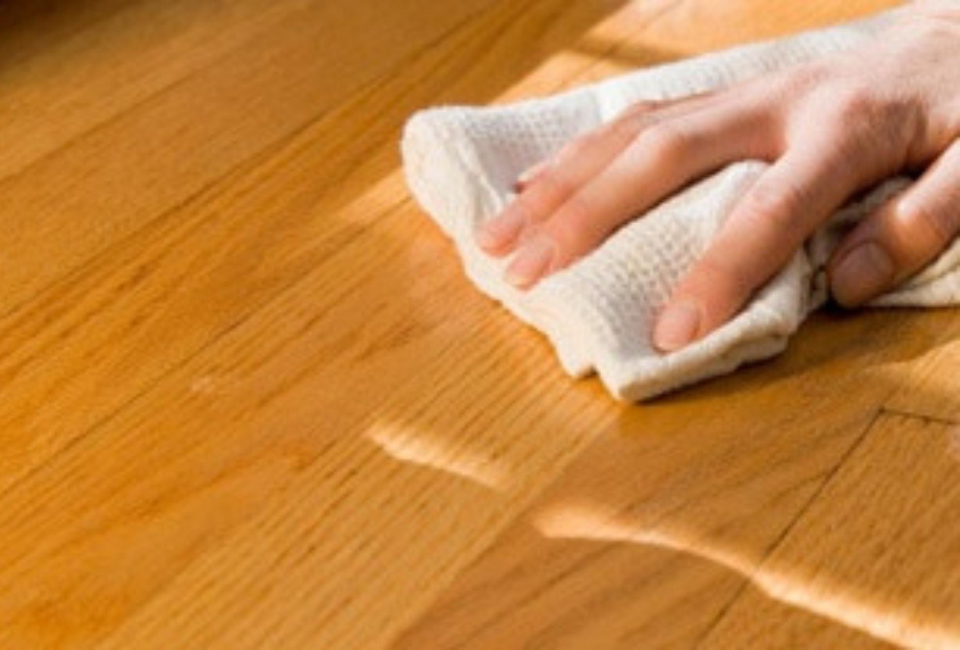 Πως να αφαιρέσετε δύσκολους λεκέδες από το ξύλινο πάτωμα