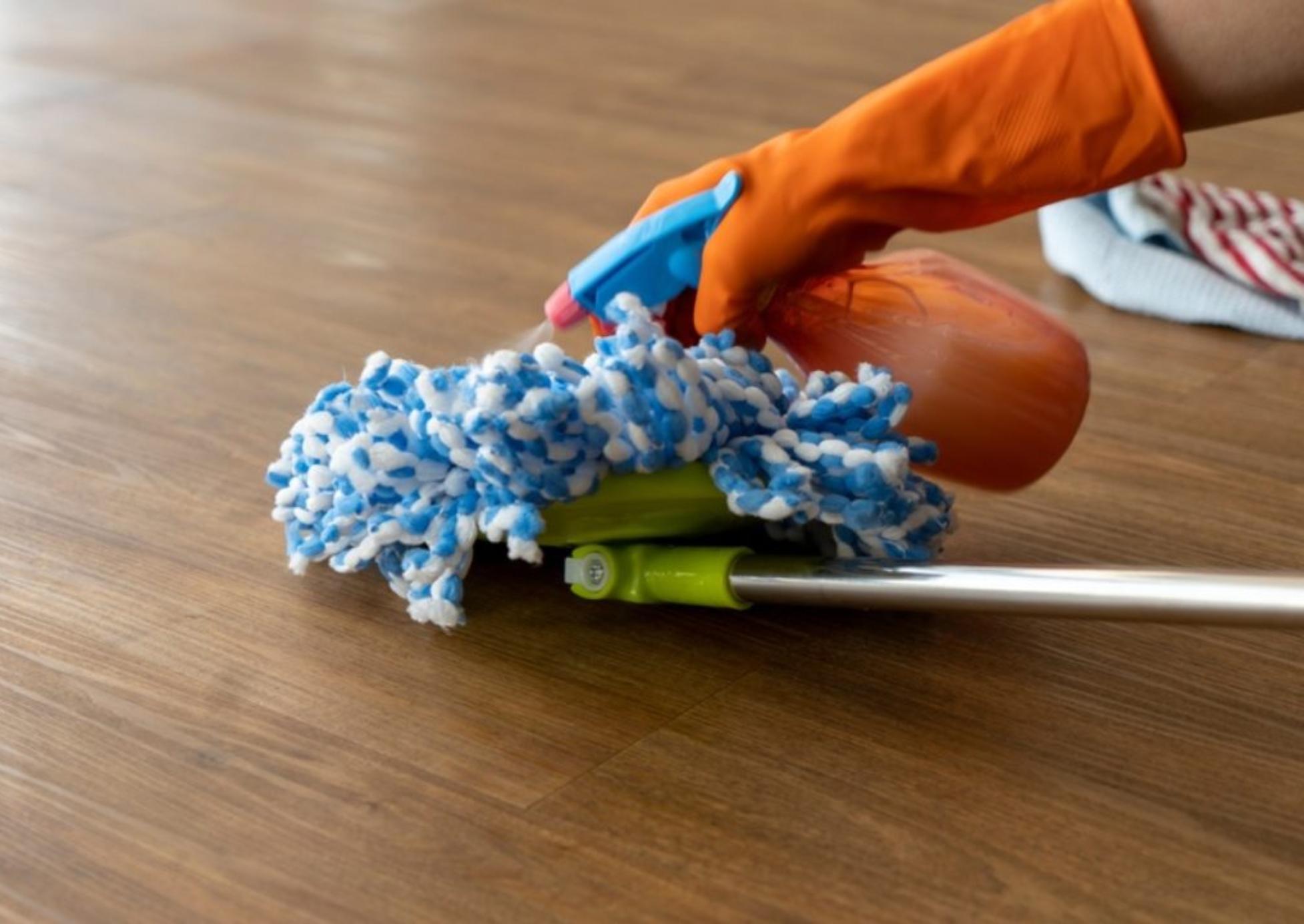 Πως να αφαιρέσετε δύσκολους λεκέδες από το ξύλινο πάτωμα