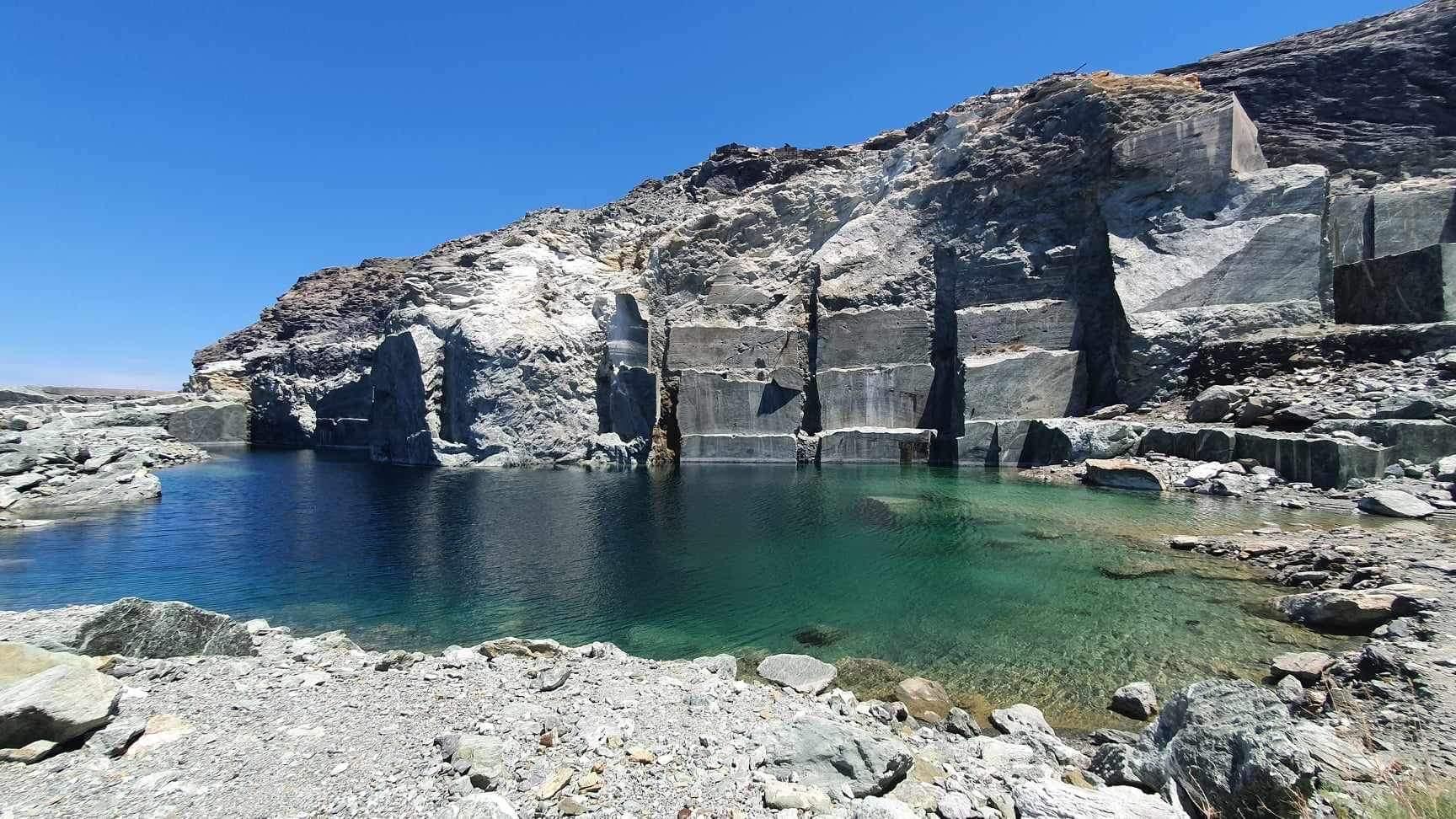 Πράσινο Λατομείο-φυσική-πισίνα-στην-Τήνο-