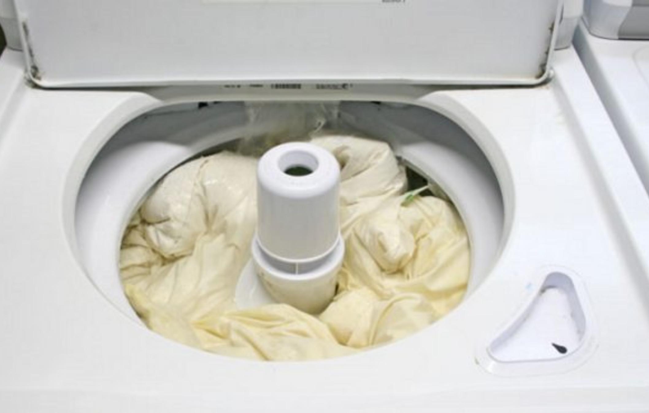 Γαριασμένα και Κιτρινισμένα μαξιλάρια: Πως θα τα κάνετε κάτασπρα ξανά