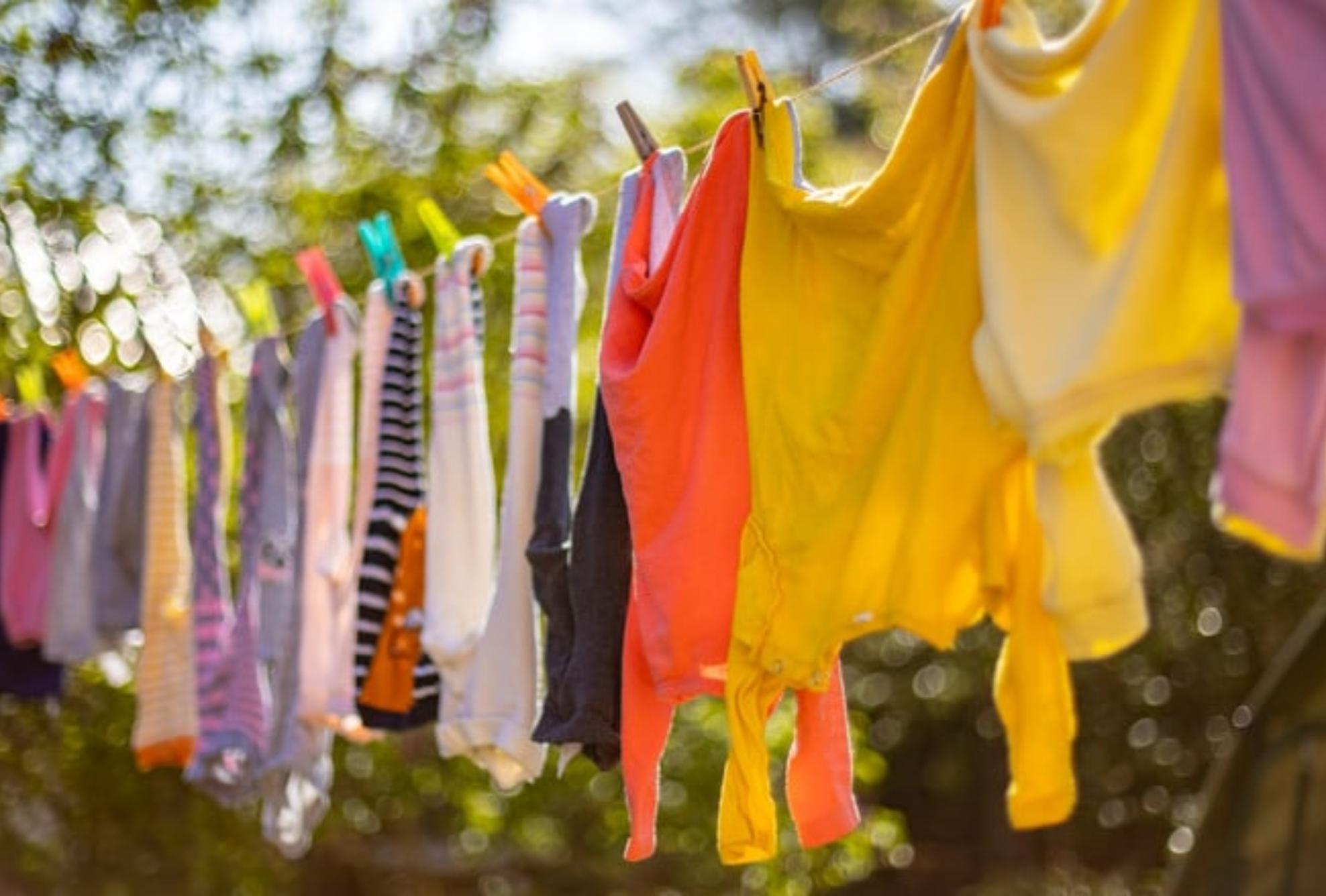 Θέλεις τα ρούχα σου να μυρίζουν φρεσκάδα και καθαριότητα; Δες πώς θα το πετύχεις με απλά βήματα