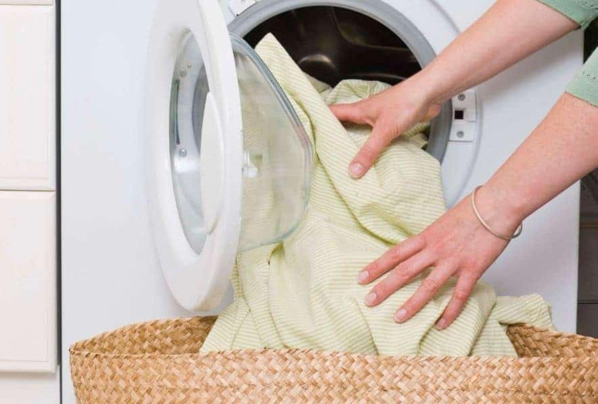 Θέλεις τα ρούχα σου να μυρίζουν φρεσκάδα και καθαριότητα; Δες πώς θα το πετύχεις με απλά βήματα