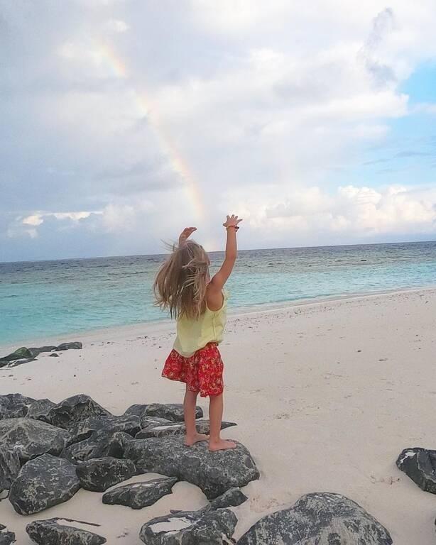 Άγγελος Λάτσιος : Οι φωτογραφίες με την 8χρονη αδελφή του Μαρίνα να παίζουν στην παραλία