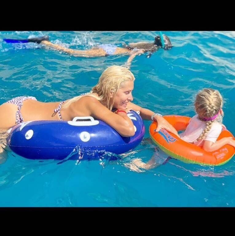 Άγγελος Λάτσιος : Οι φωτογραφίες με την 8χρονη αδελφή του Μαρίνα να παίζουν στην παραλία