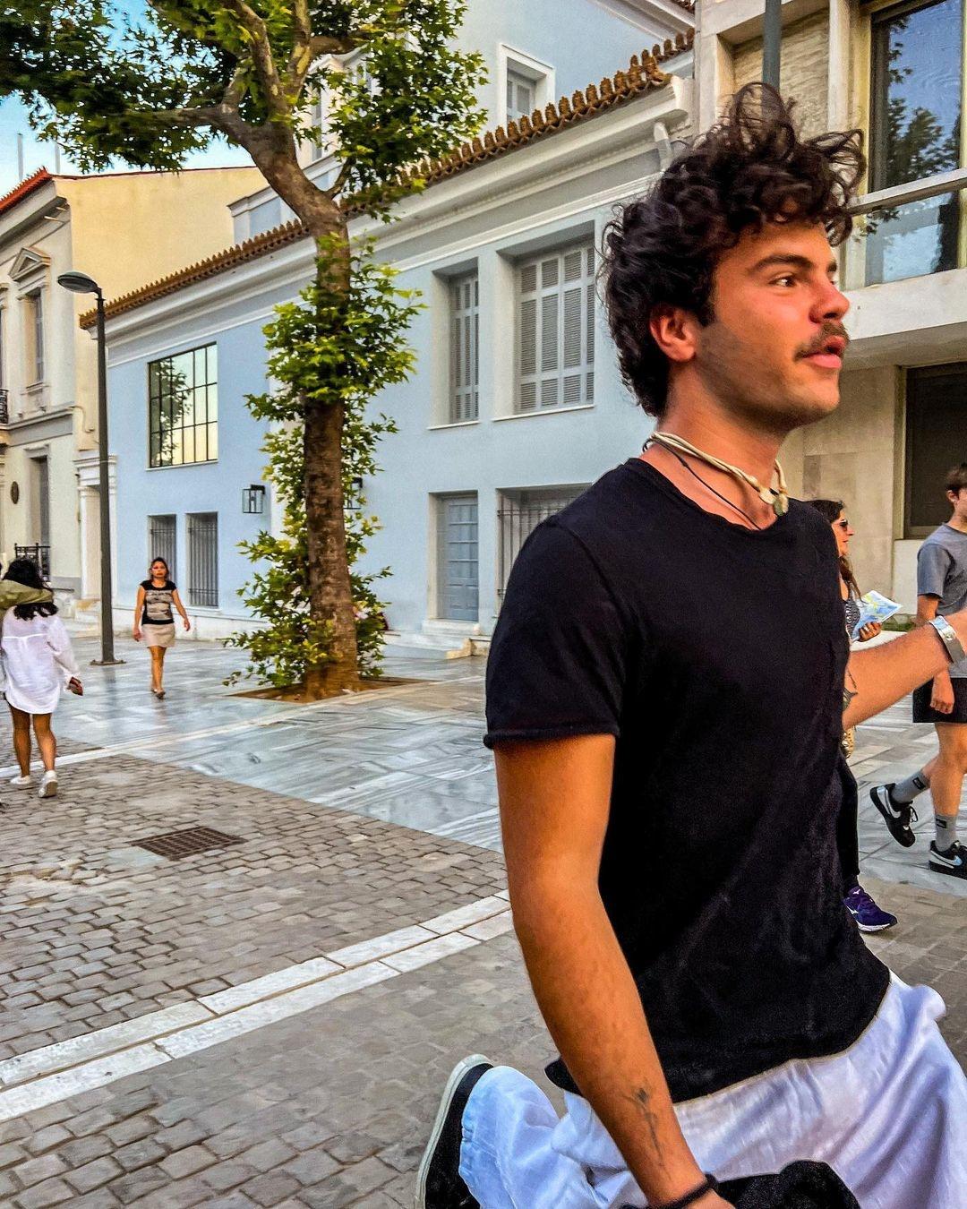 Άγγελος Λάτσιος : Οι φωτογραφίες με την 8χρονη αδελφή του Μαρίνα να παίζουν στην παραλία