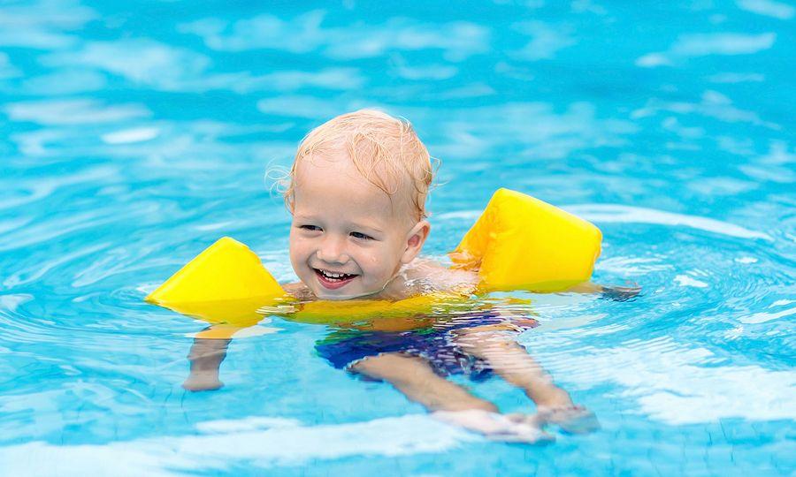 τα-μπρατσάκια-και-τα-φουσκωτά-είναι-επικίνδυνα-στις-πισίνες-