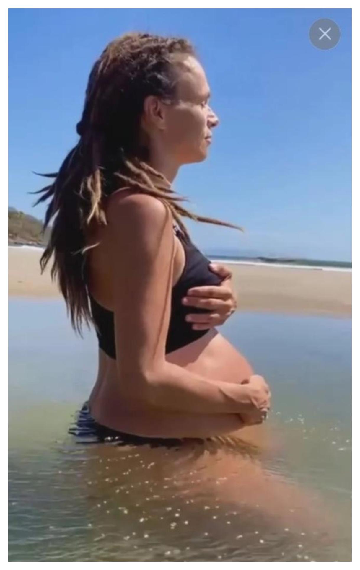 37χρονη μητέρα: Της έσπασαν τα νερά της στην παραλία και γέννησε μόνη της (βίντεο)