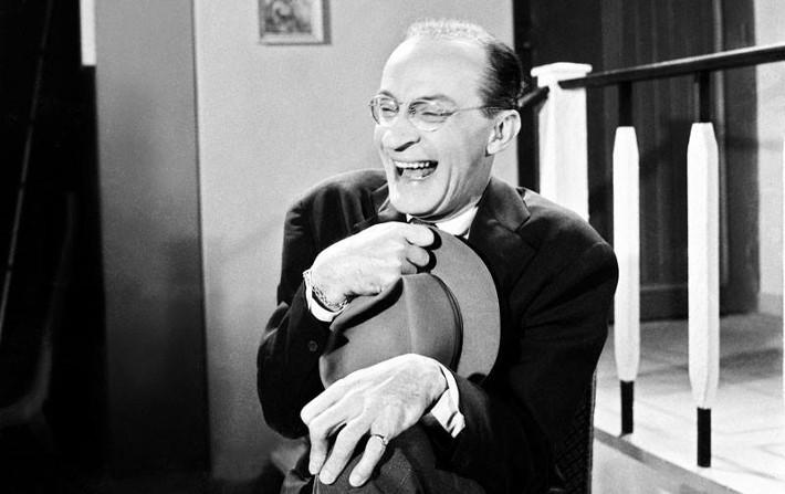 Αυτή ήταν η τελευταία του επιθυμία : Ο Έλληνας κωμικός που ήθελε στην κηδεία του να φορούν όλοι λευκά και να ακούγεται τζαζ