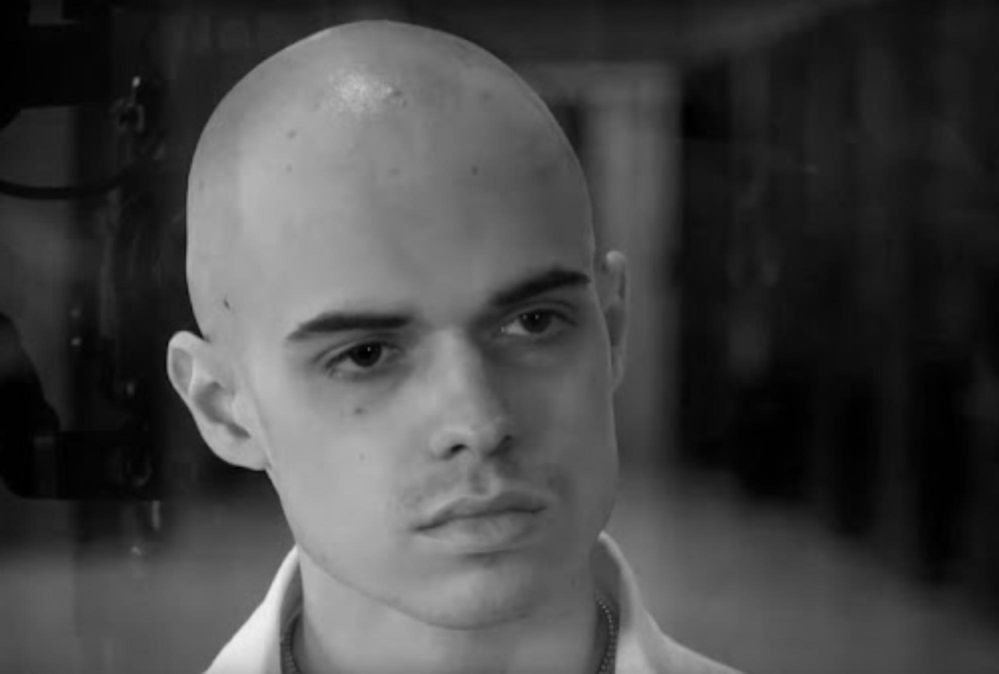 Πάρις Μπένετ: Ένας δαίμονας που φλεγόταν – Το τέρας που ζούσε στο κορμί ενός παιδιού