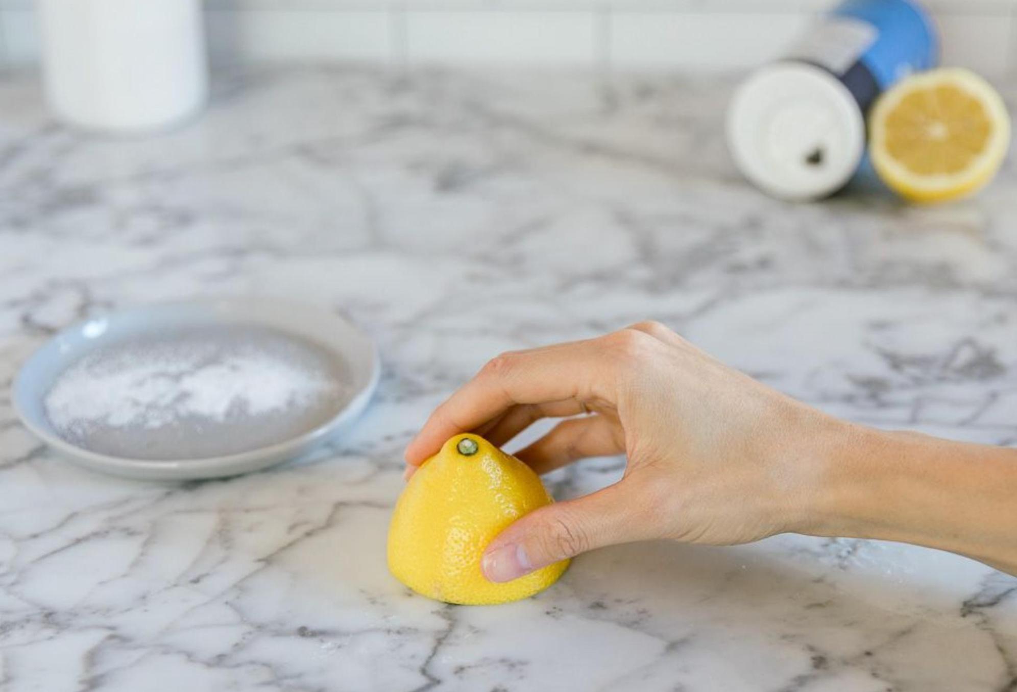 Βρωμιά μικρόβια και άσχημες μυρωδιές στην κουζίνα – Το μαγικό υλικό που θα σας απαλλάξει εύκολα και γρήγορα 