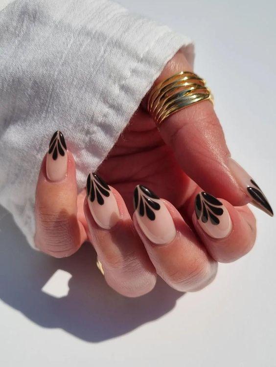 ιδέες-για-μαύρο-μανικιούρ-Καλοκαίρι 2023-